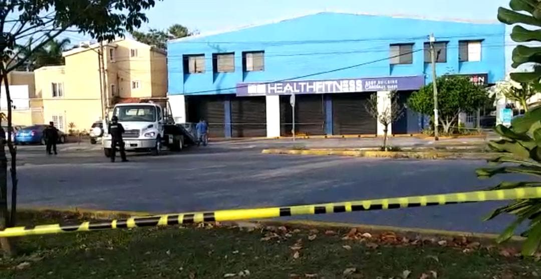 Dejan vehículo con cadáveres frente a estadio de la Kabah