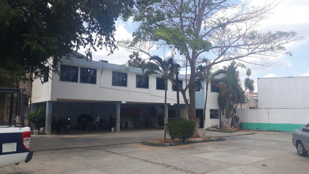 Cierran oficina de Obras Públicas para ir a protesta