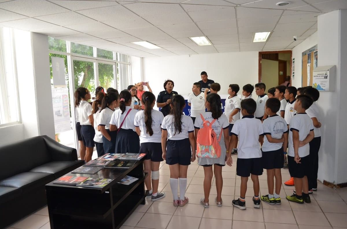 Visitan niños la sede del C4