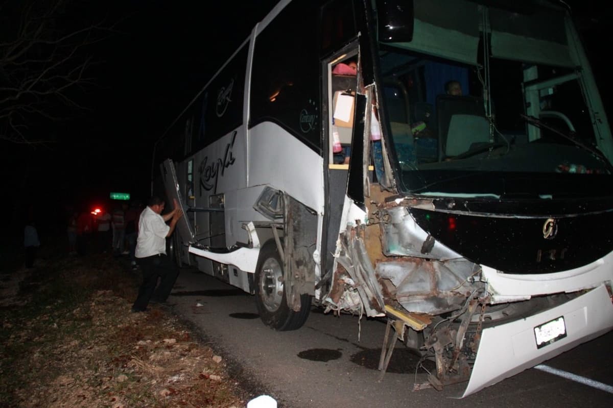 Choque de autobús en Carrillo Puerto deja a dos lesionados