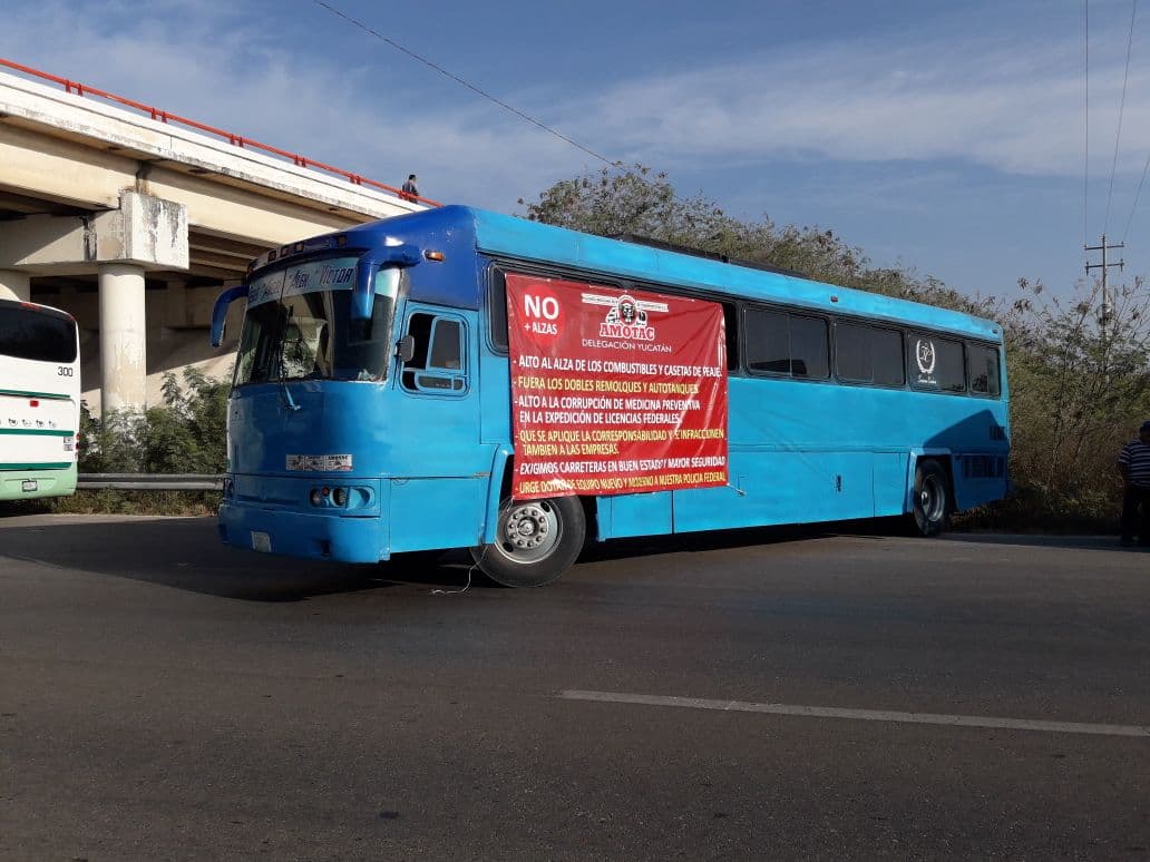 Protestan transportistas en la carretera a Campeche