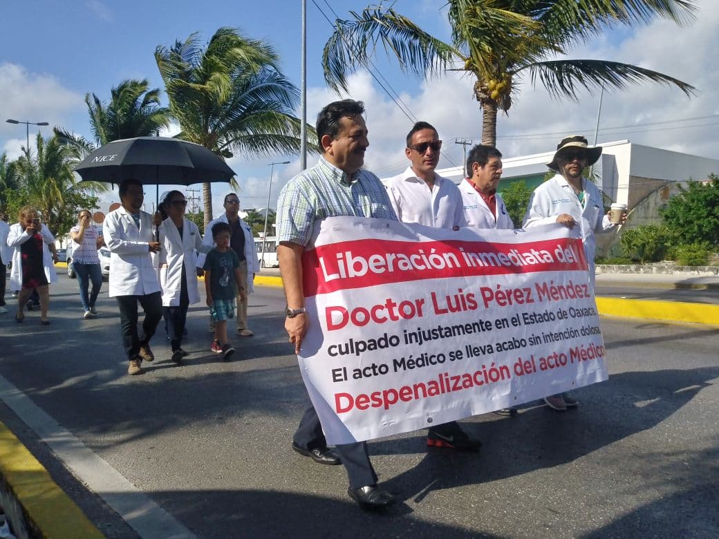 Marchan médicos en contra de su criminalización