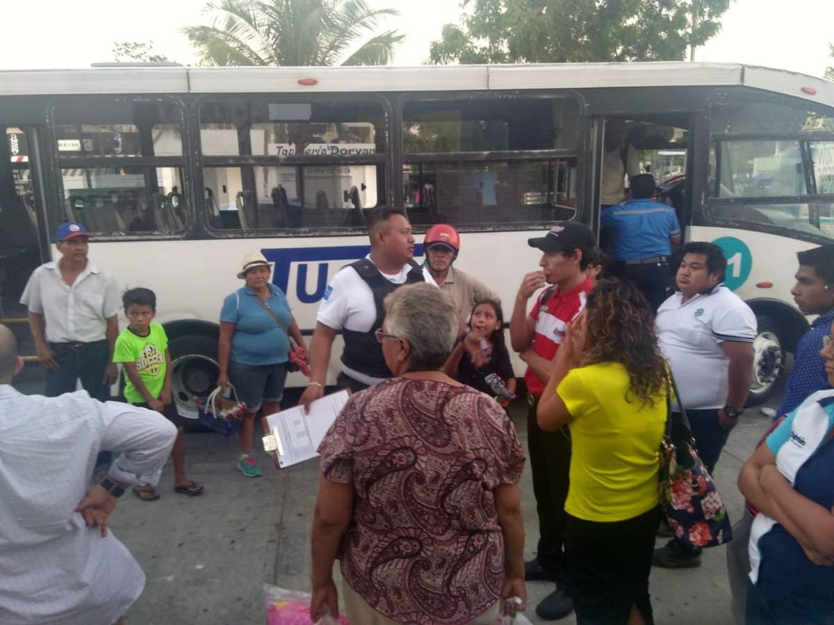 Ciclista se atraviesa en el camino y arrestan a chofer del Tucsa