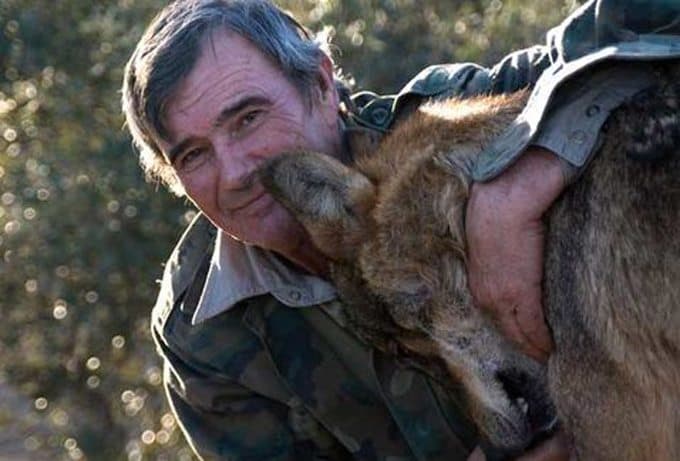 Marcos un hombre rechazado por la sociedad debido a su crianza con lobos