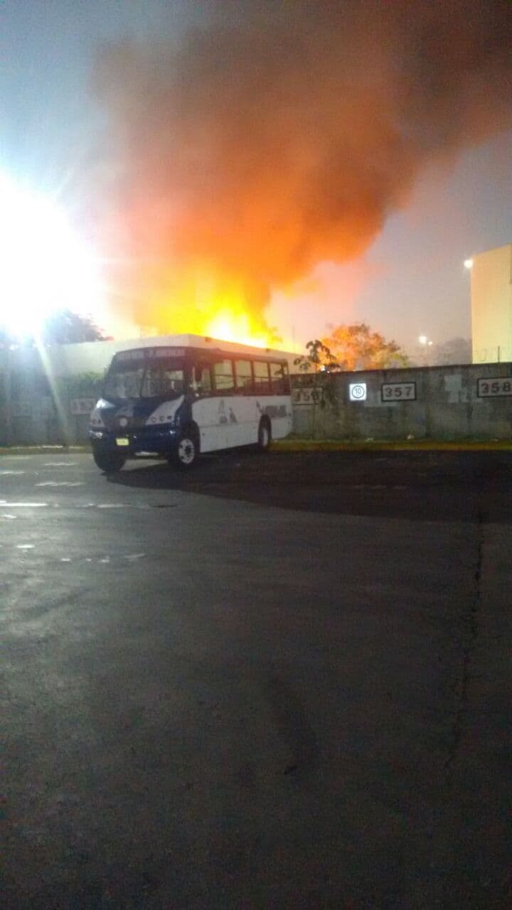 Corto circuito causó incendio en bodega de PGR