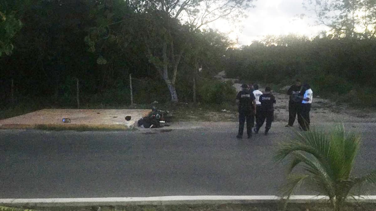 Muere al chocar su moto contra registro en Playa