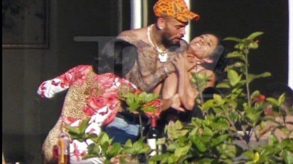 Chris Brown vuelve a estrangular a una mujer en público