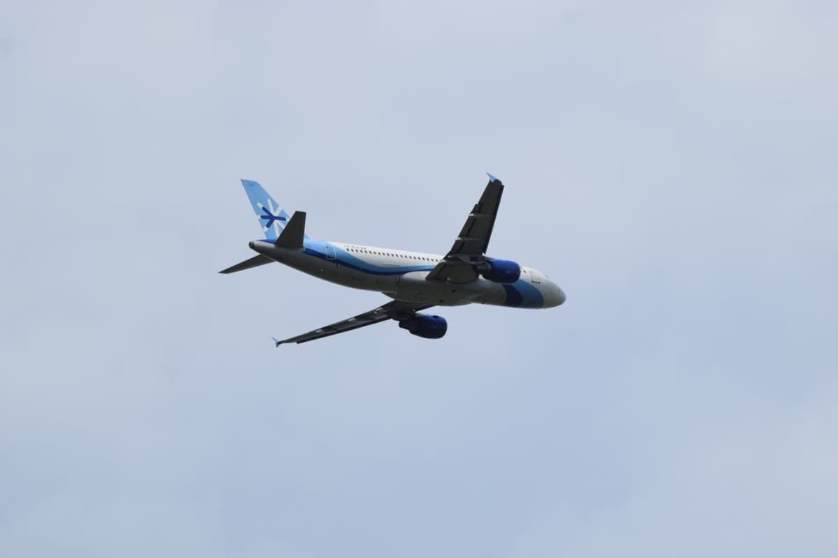 Piloto derrama café en la cabina y cambia de ruta; venía a Cancún