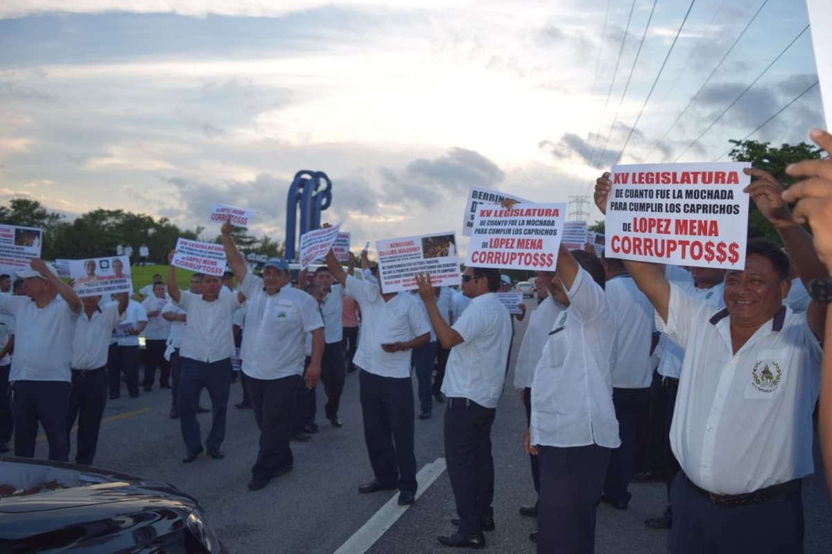 Bloqueo de taxistas retrasa vuelos