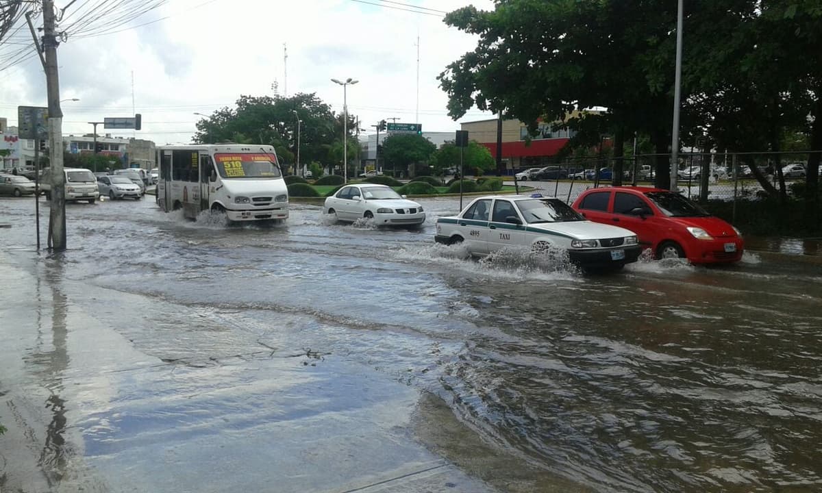Lluvias inundan calles de Cancún