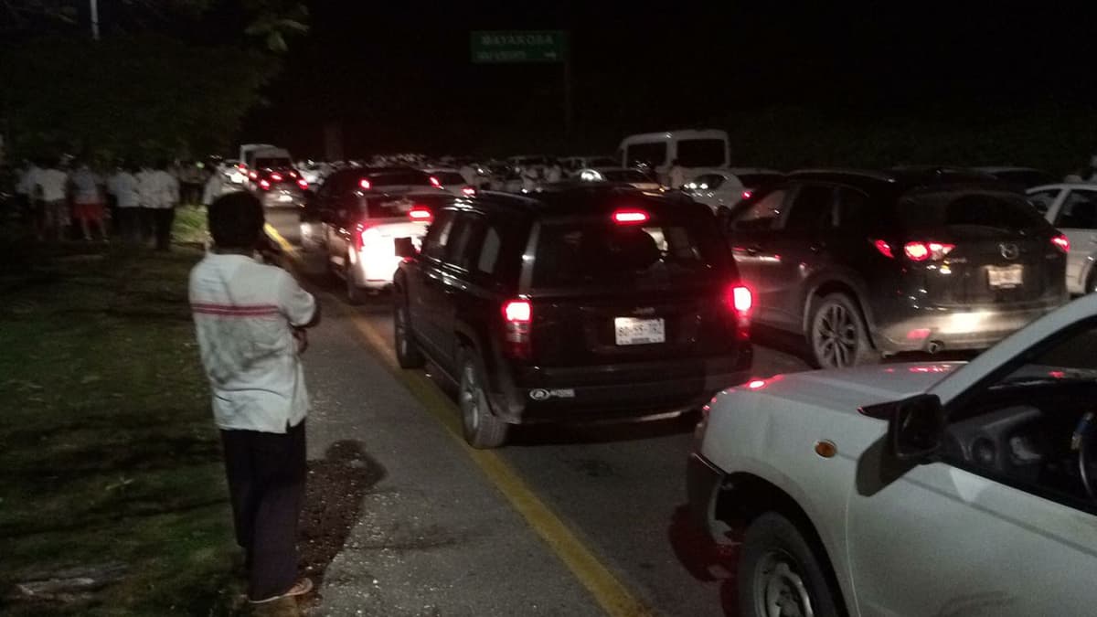 Turistas afectados por el cierre carretero de los taxistas