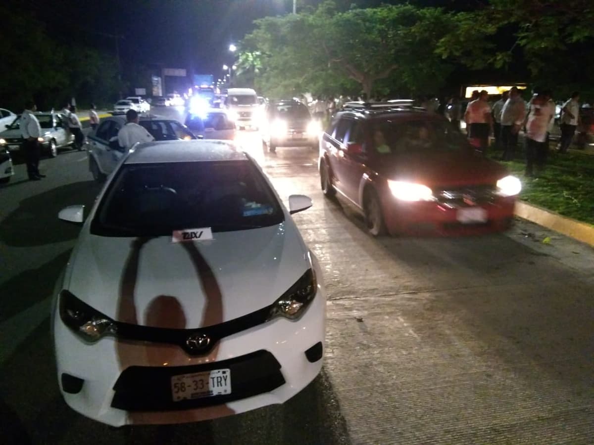 Taxistas de Playa bloquean carretera