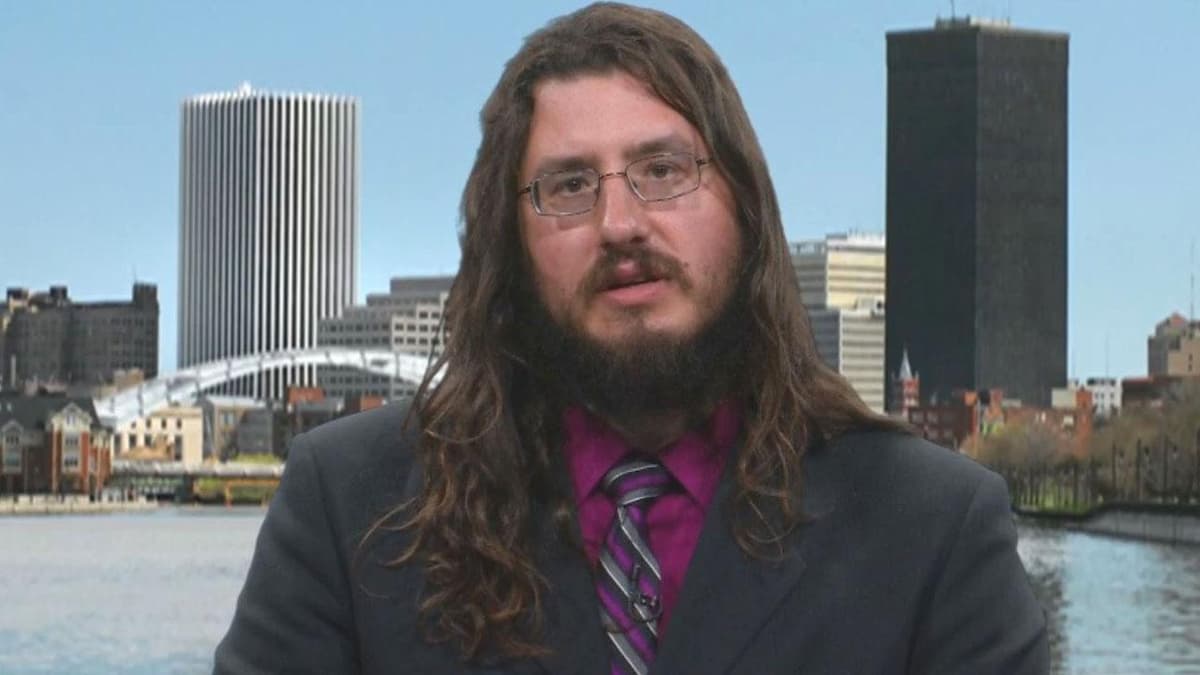 Padres demandan a su hijo de 30 años para que se vaya de la casa