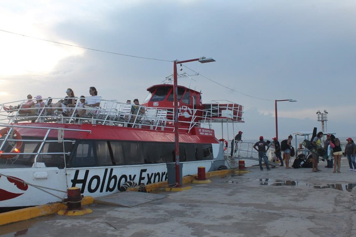 Ahuyentan lluvias a turistas de Holbox