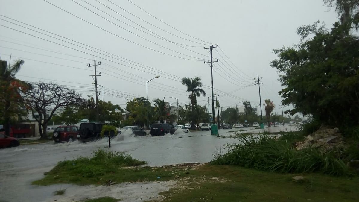 Anegan lluvias calles de Cancún