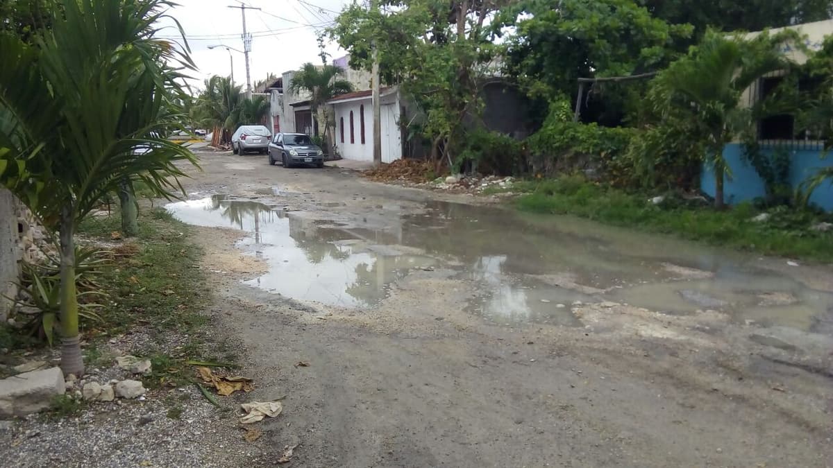 Pasan gobiernos y nadie pavimenta la 98