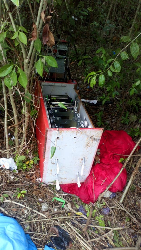 Tiran cajero automático en la avenida Chac Mool