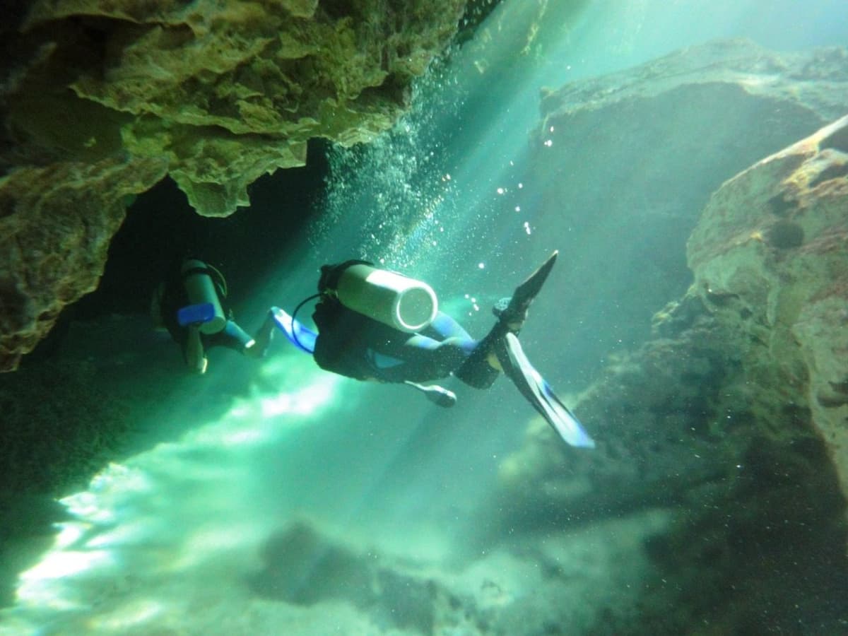 Piden reglamentar buzos en cenotes