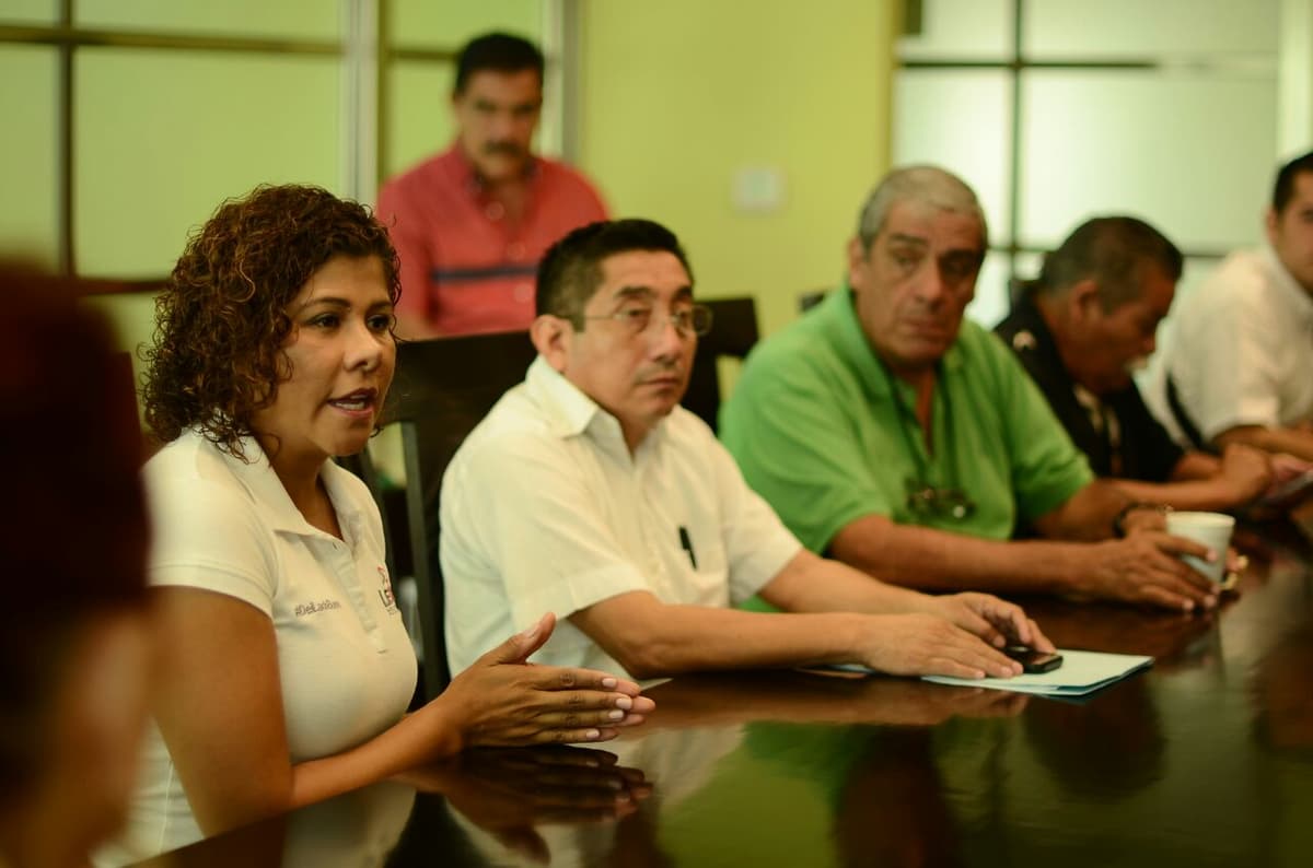 Presenta Leslie Hendricks sus propuestas a taxistas de Playa del Carmen