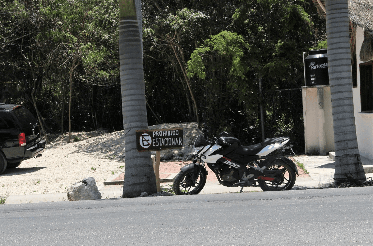 Se apodera hotelero de ciclopista y banqueta en Tulum