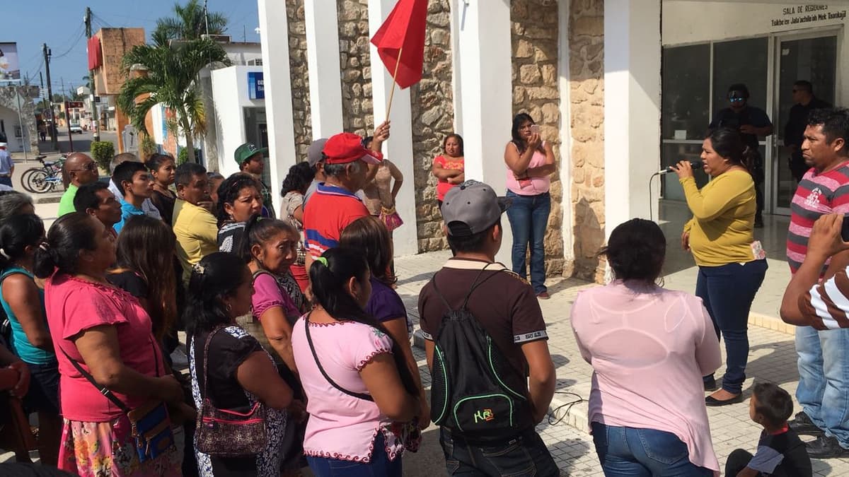 Protestan antorchistas en palacio de Felipe Carrillo Puerto