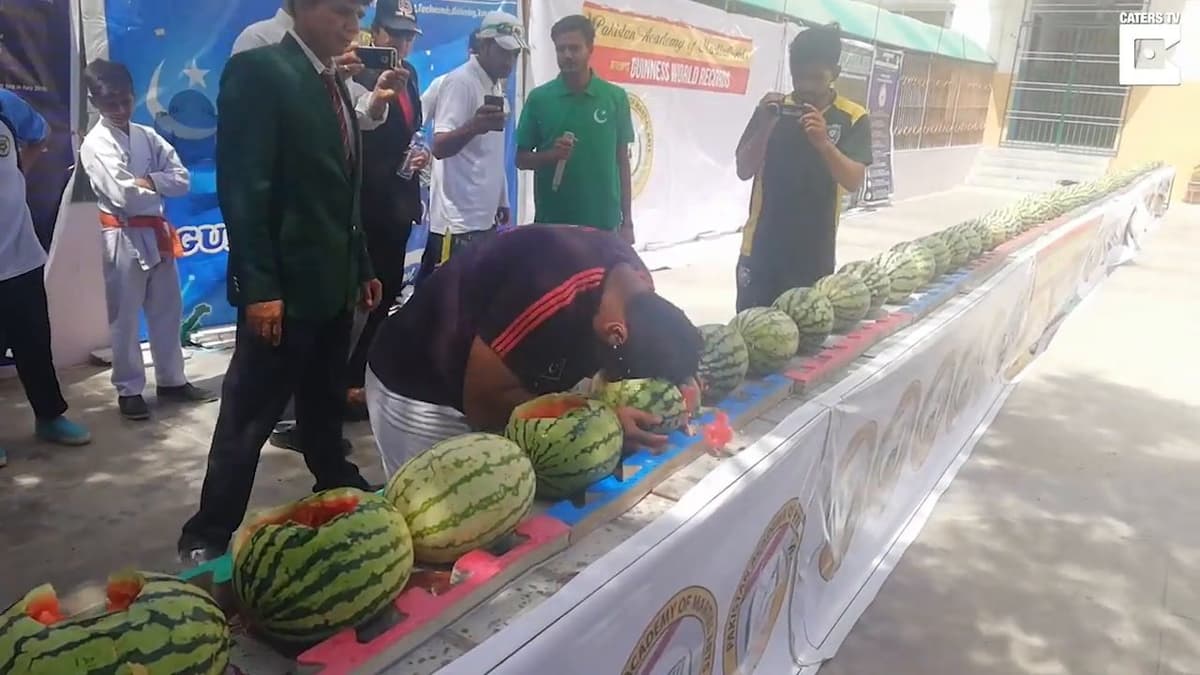 Pakistaní es ahora la persona que más sandías ha roto con la cabeza y más nueces con la mano (Video)