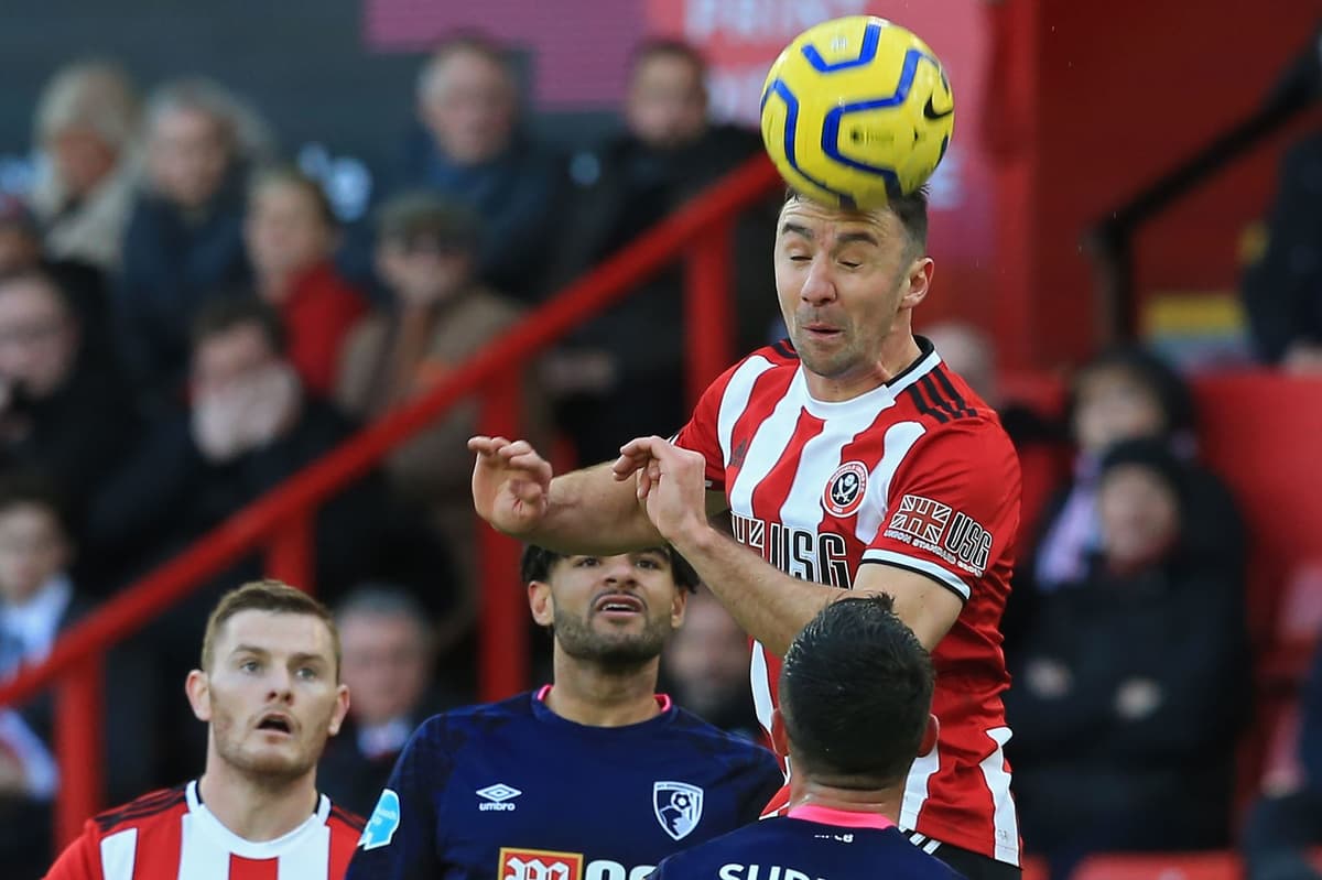 Los cabezazos de los futbolistas podrían causar demencia, según la ciencia