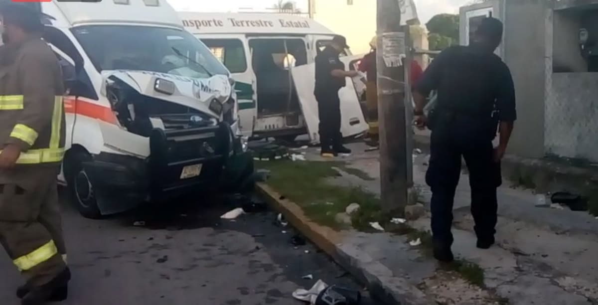 Choca ambulancia contra combi en Cancún; hasta 20 heridos