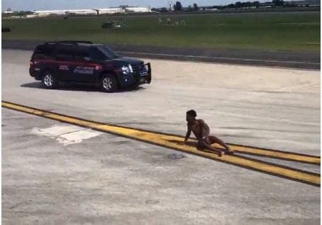 Hombre semidesnudo irrumpe en aeropuerto de Estados Unidos (Video)