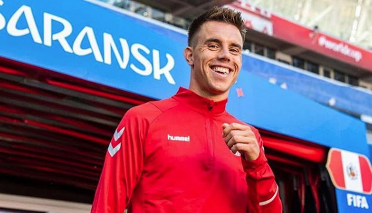 Equipo danés regresa a uno de sus jugadores a casa, y éste se pone feliz