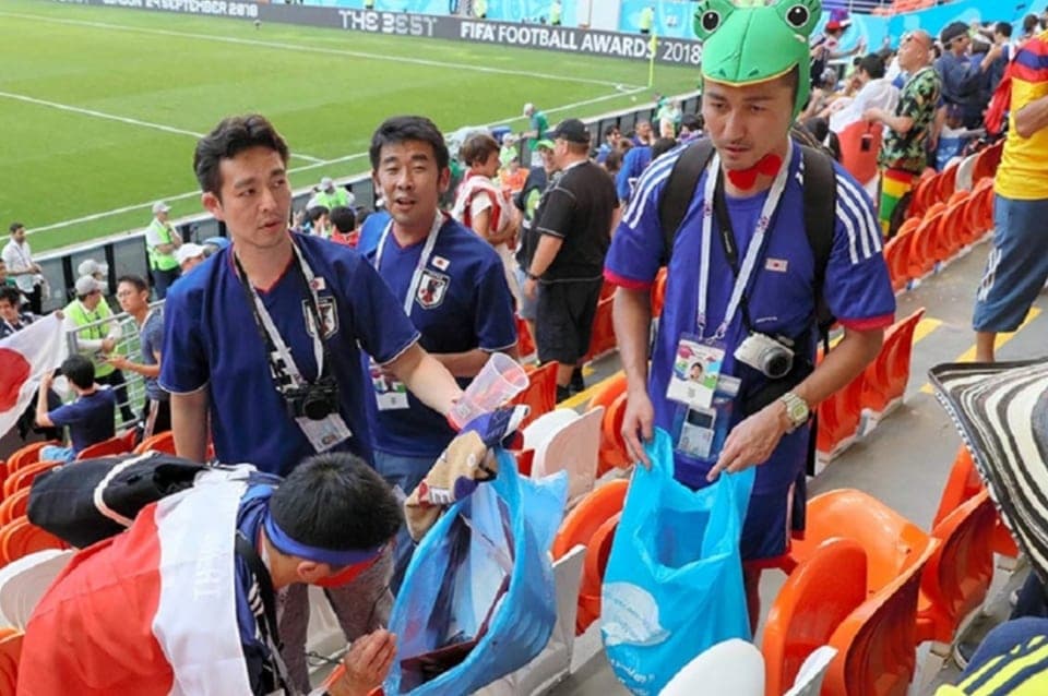 Japoneses muestran sus modales al levantar su basura antes de irse del estadio
