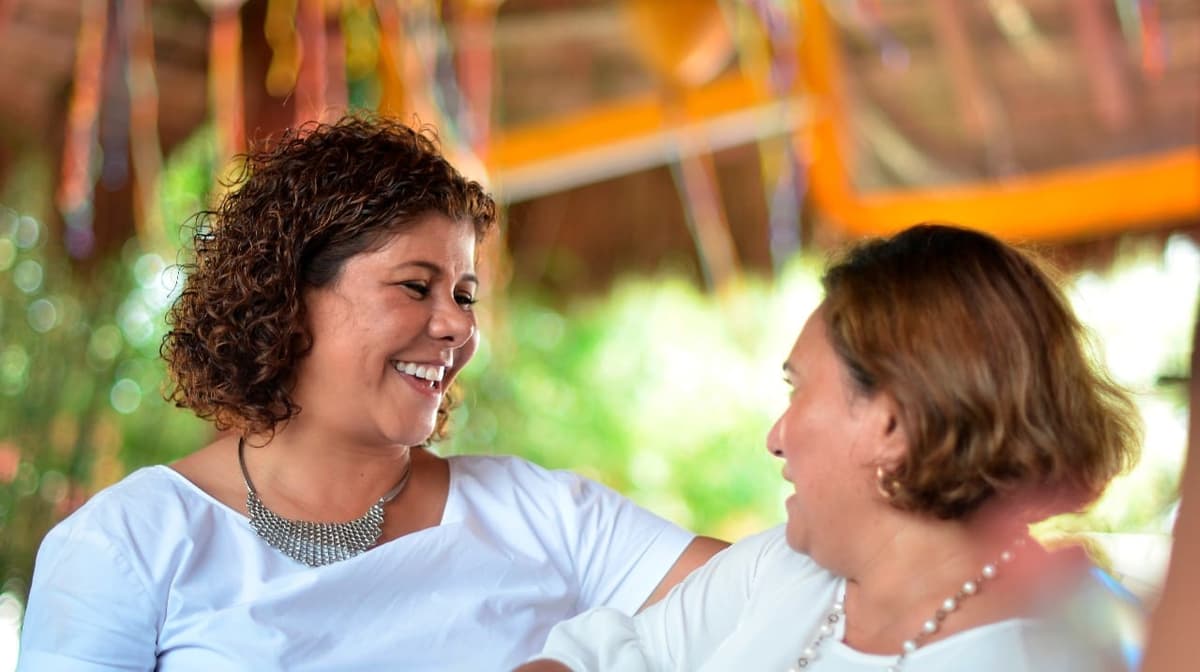 Mujeres playenses apoyan a Leslie Hendricks