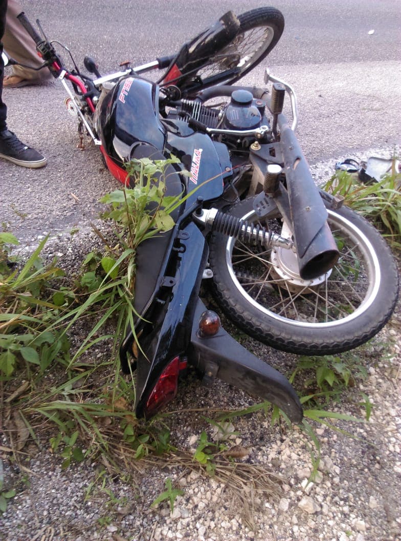 Auto impacta a dos personas que viajaban en una motocicleta