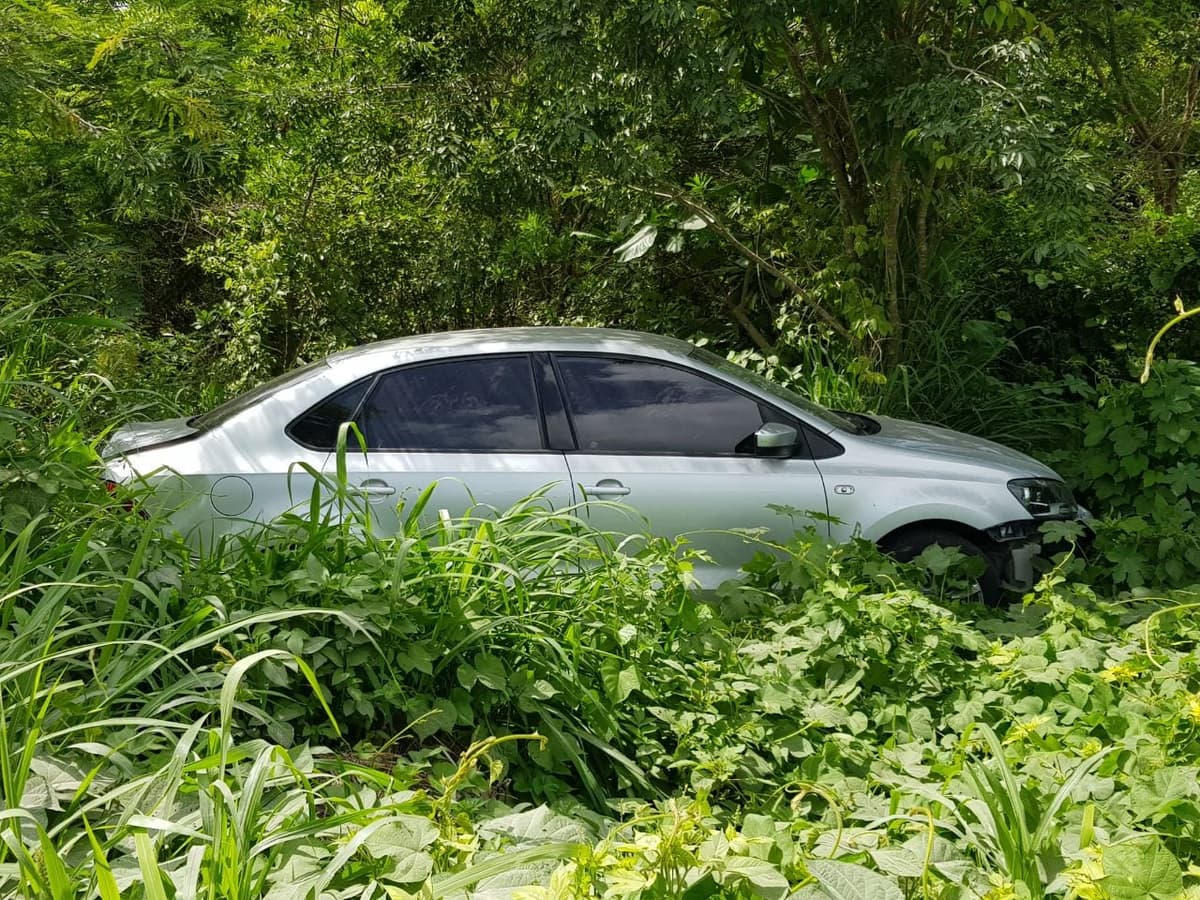 Automóvil lo choca y avienta en un barranco