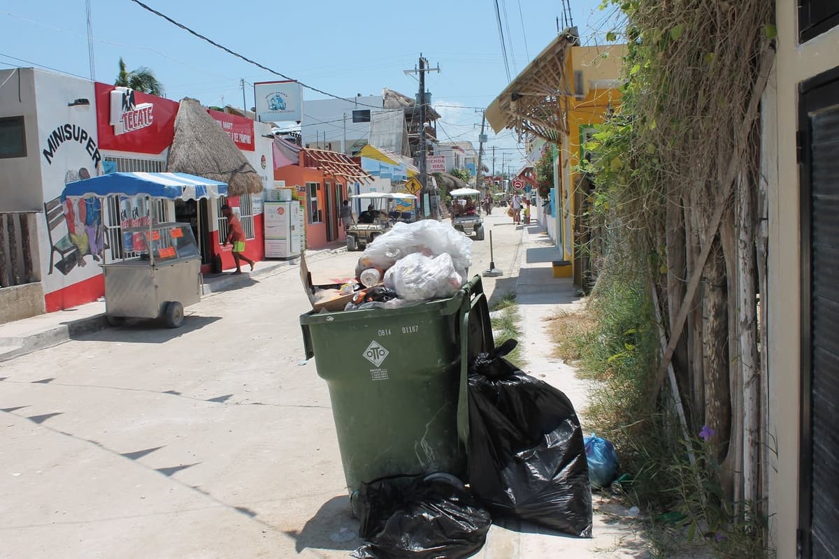 Deficiente recoja de basura en Holbox