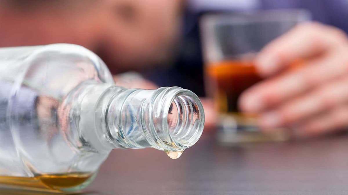 Video: Captan a borracho peleando contra perro imaginario