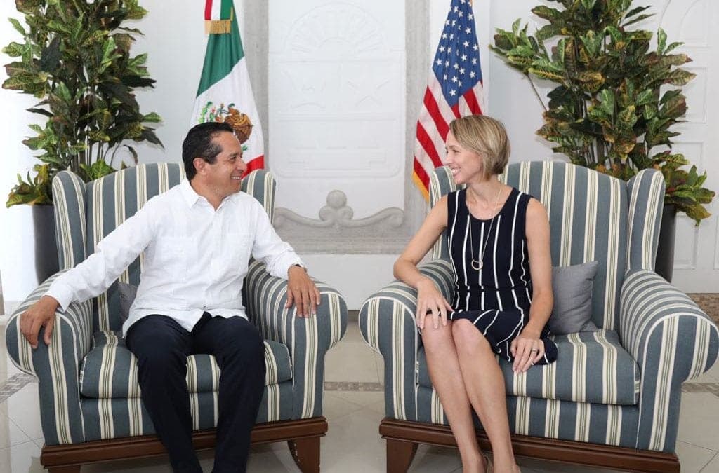 Carlos Joaquín sostiene reunión de trabajo con la nueva Cónsul de los EEUU Courtney Beale