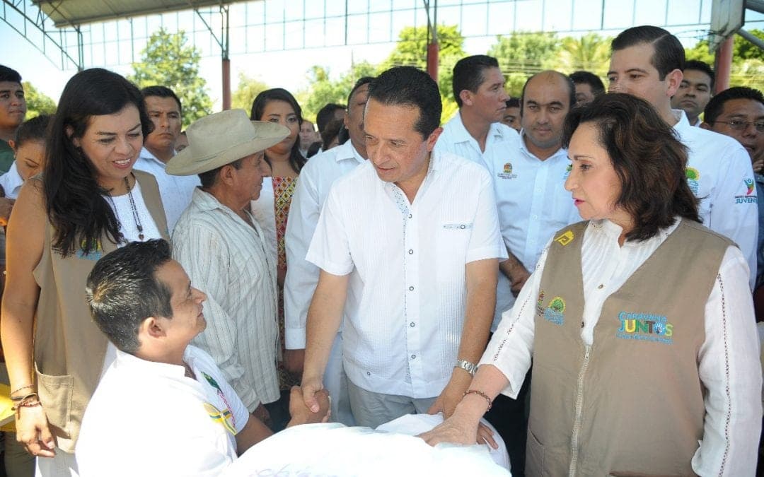 Entrega Carlos Joaquín material de los cursos de capacitación para el autoempleo