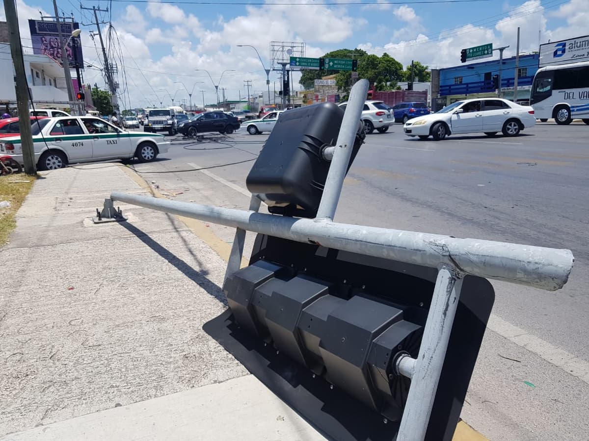 Tráiler se lleva semáforo en la Portillo