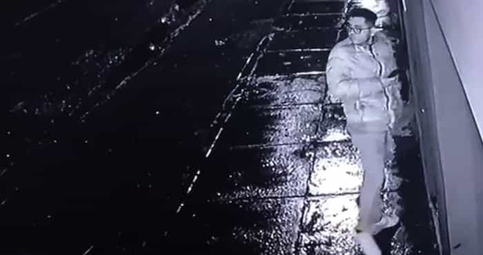 Joven siente el peligro y avienta su celular para que no lo roben (Video)