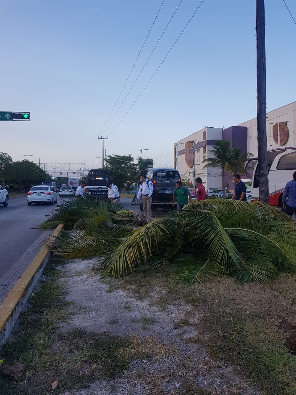Accidentes congestionan avenidas de Cancún