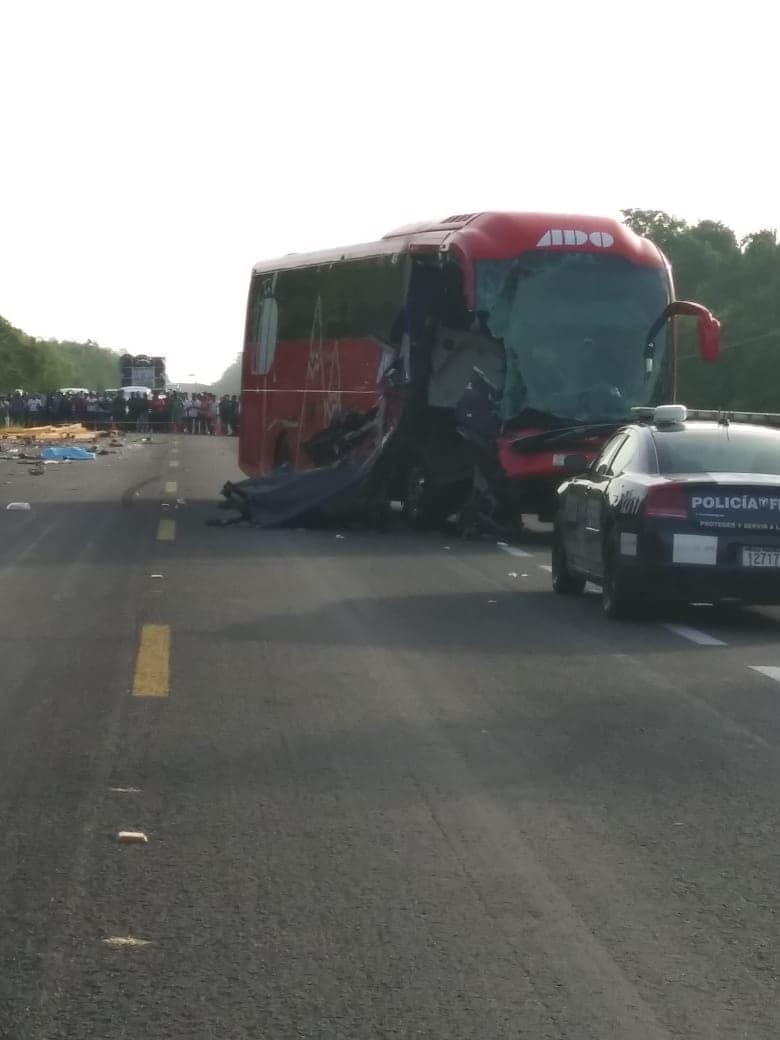 Choca autobús de ADO en Bacalar, hay un muerto