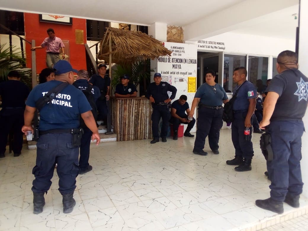 Protestan policías de Carrillo Puerto, siguen en paro