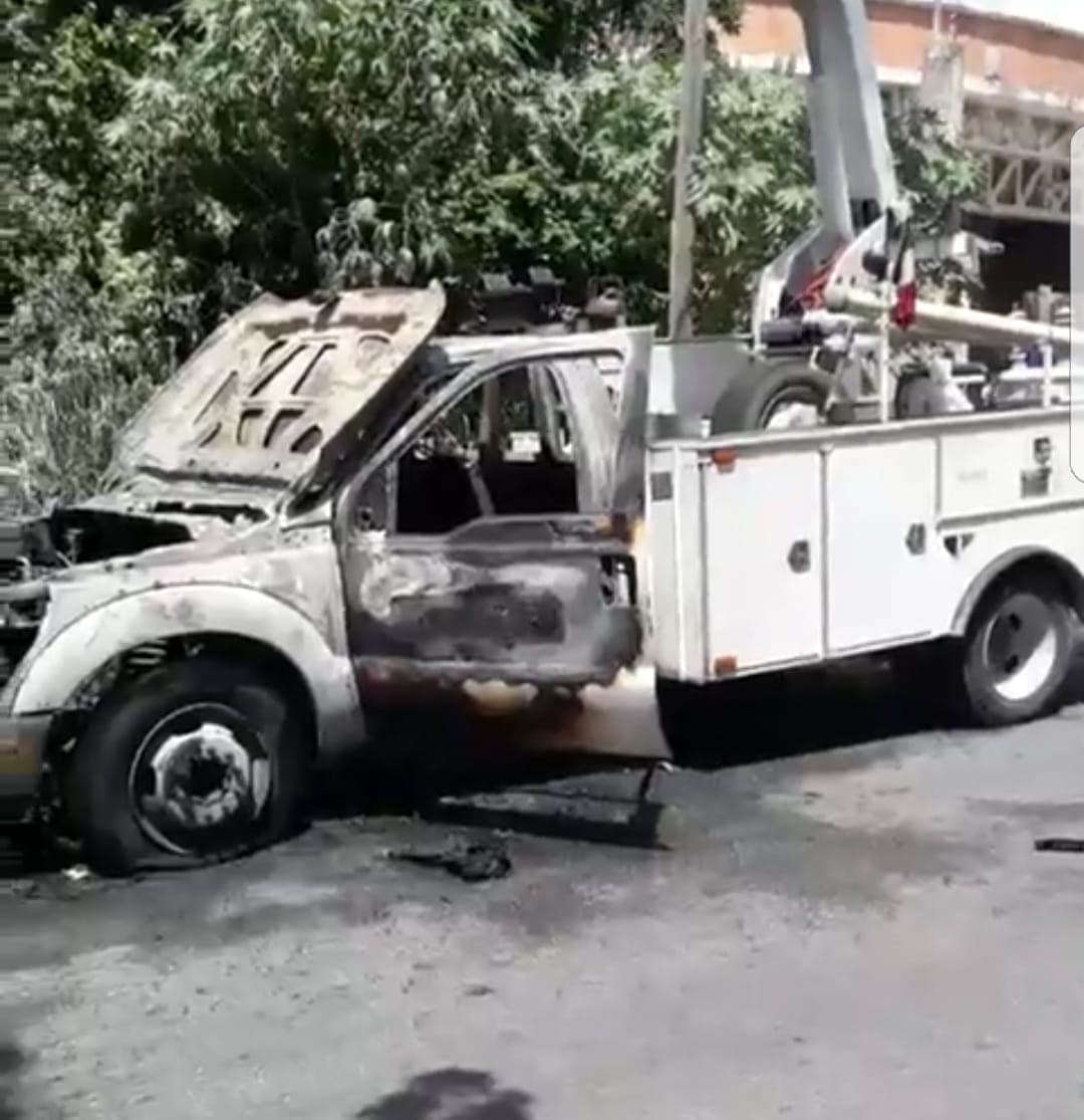 Se quema camión de la CFE en la SM 18
