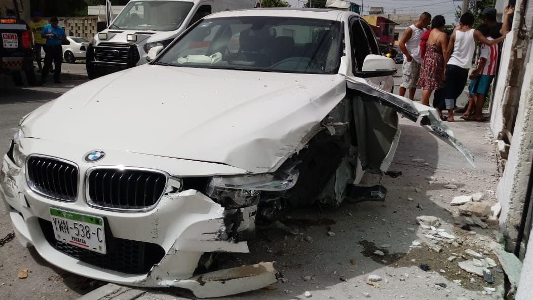 Turista estrella su BMW contra una casa (Fotos)