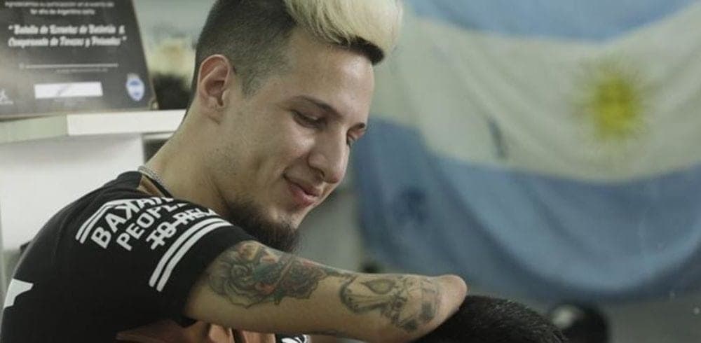 Estilista sin manos inspira a miles de jóvenes (Video)