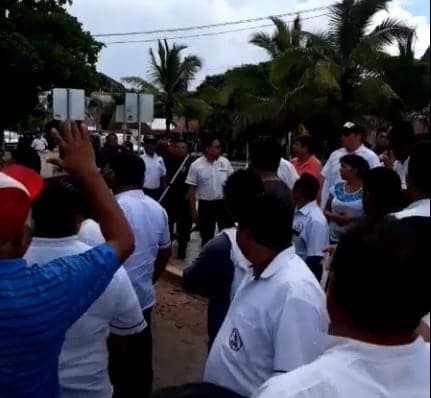 Recuperan taxistas sus oficinas en Tulum