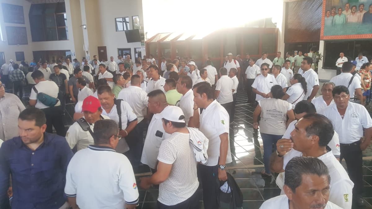 Bajo vigilancia de taxistas, sesiona el Congreso