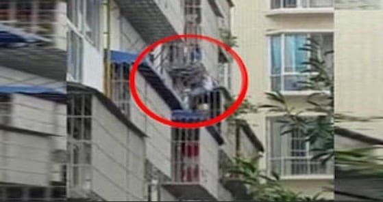 Hombre de 60 años salva a un bebé de caer de las alturas (Video)
