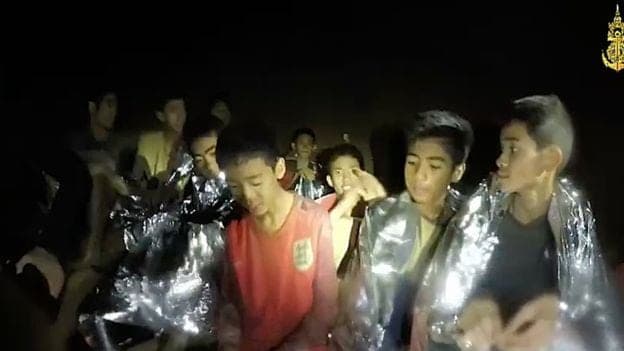 Rescatan al menos a cuatro niños que estaban atrapados en una cueva de Tailandia